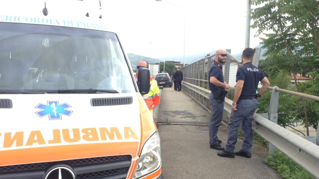 La polizia, i soccorritori e i carabinieri sul cavalcavia