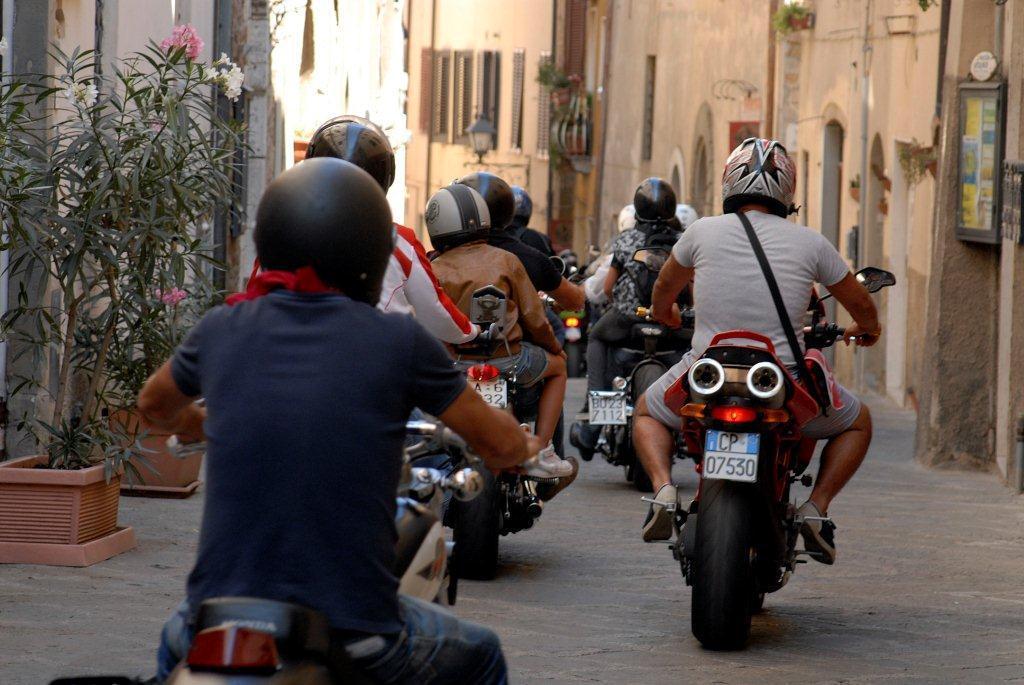Motociclisti alla scoperta dei paesini dell'Appennino