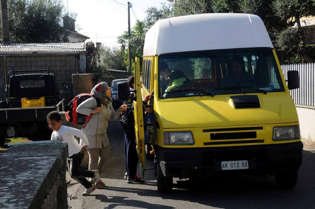 Studenti salgono su uno scuolabus (foto d’archivio)