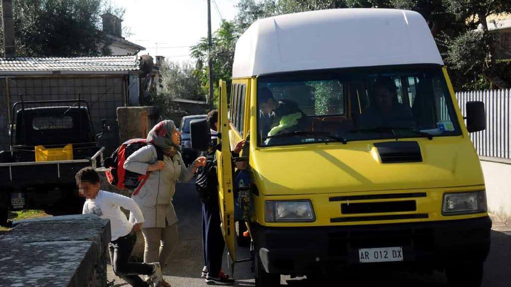 Studenti salgono su uno scuolabus (foto d’archivio)
