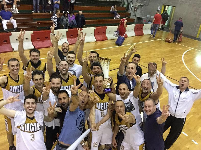 L'esultanza dei giocatori dell'Augies Montecatini in un proprio selfie