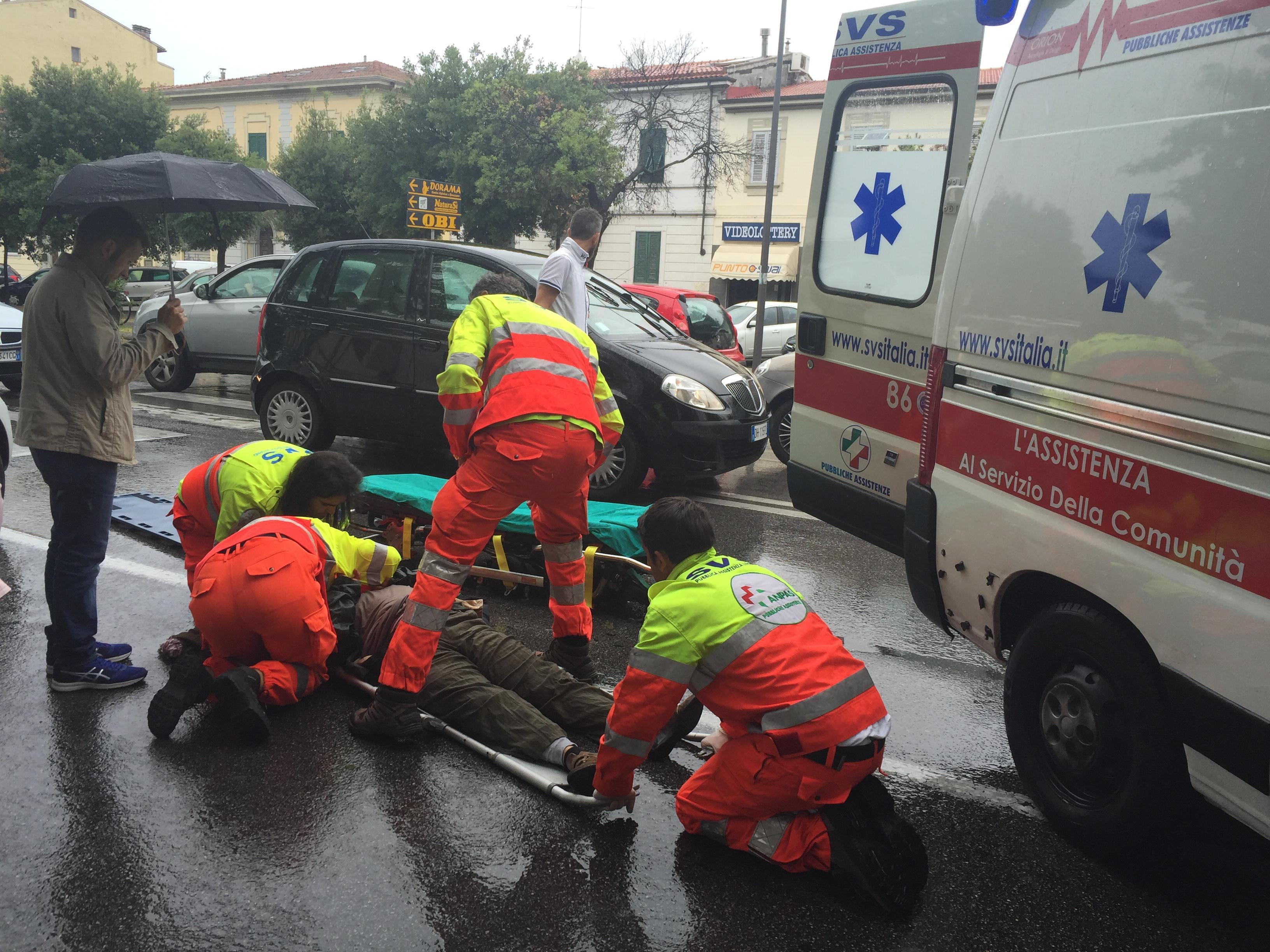 Paura sul viale Carducci: donna investita sulle strisce