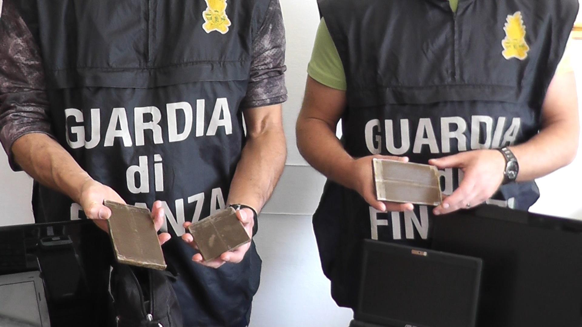 Droga, maxi operazione: mister spaccio è un tifoso amaranto e gli ordini partono anche fuori dallo stadio 