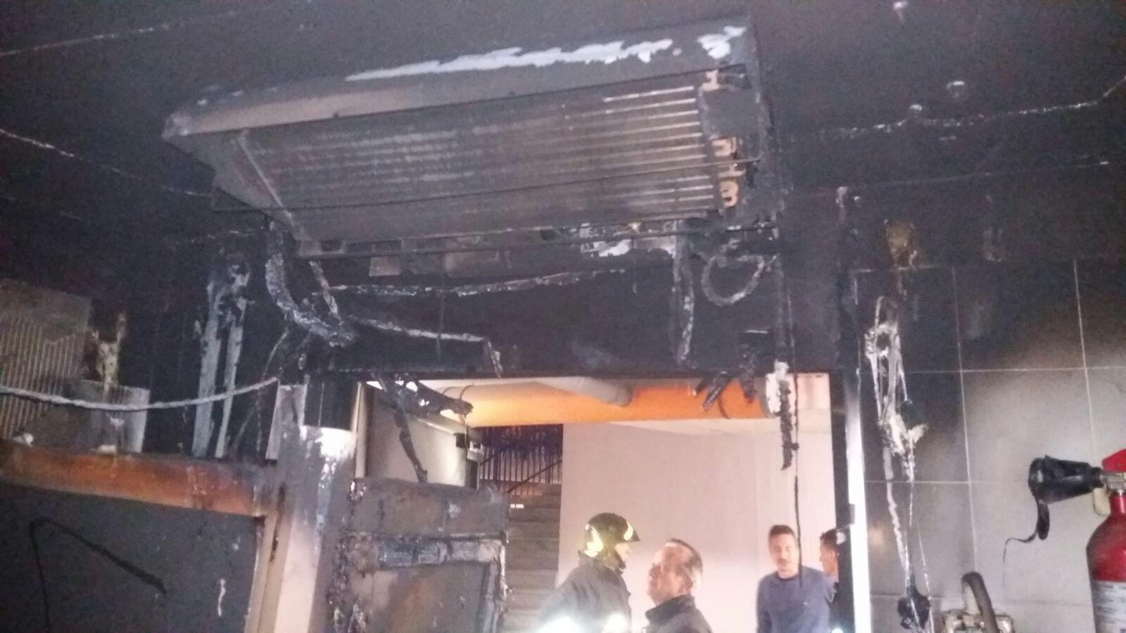 A fuoco un frigorifero, incendio nella pasticceria