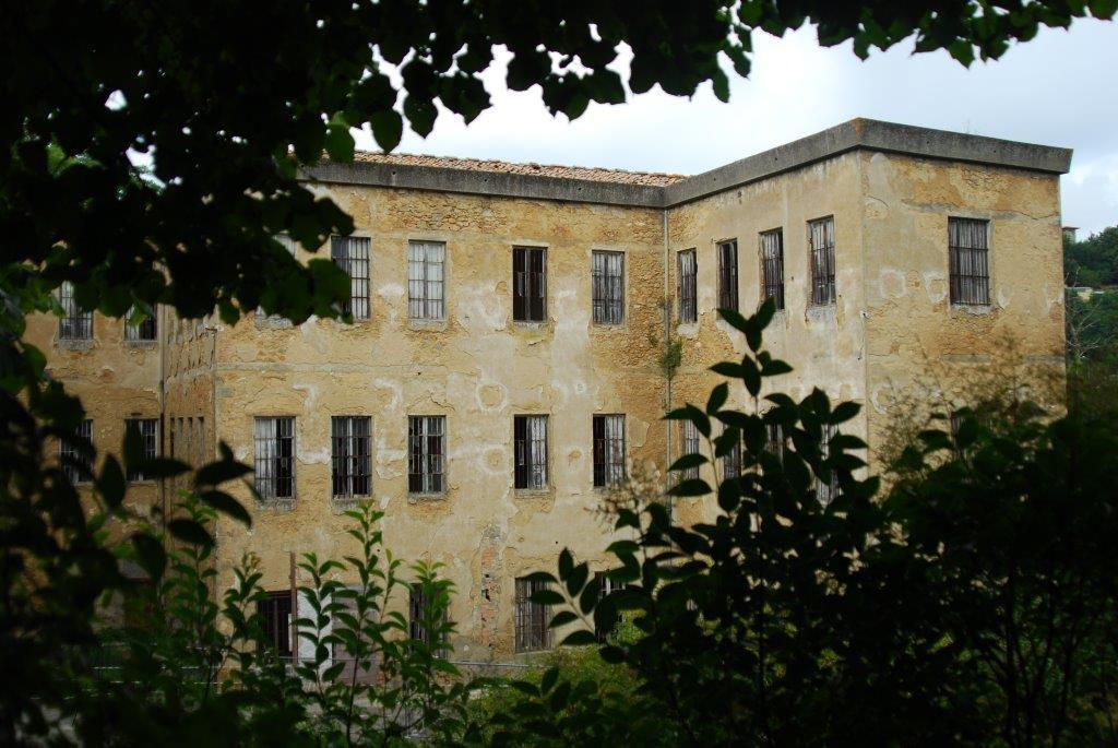 Tra i beni in vendita, un padiglione dell'ospedale psichiatrico di Volterra