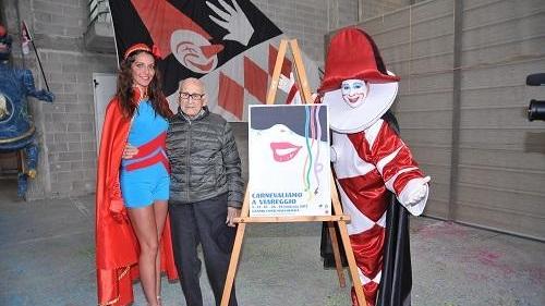 Giorgio Michetti con il suo manifesto e con Burlamacco e Ondina