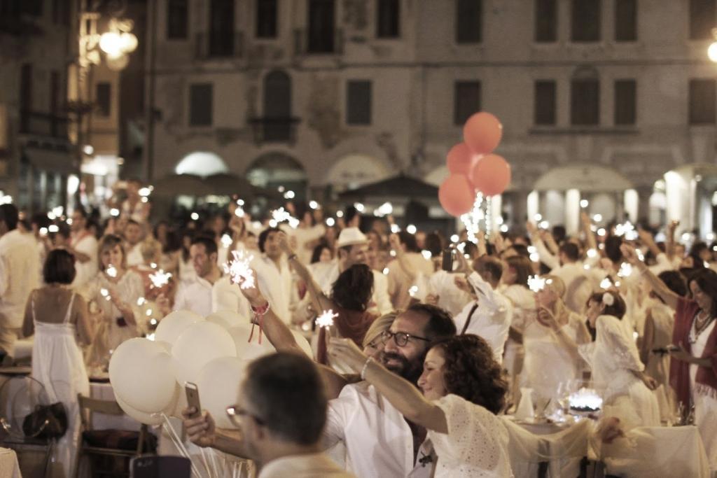 Una cena in bianco