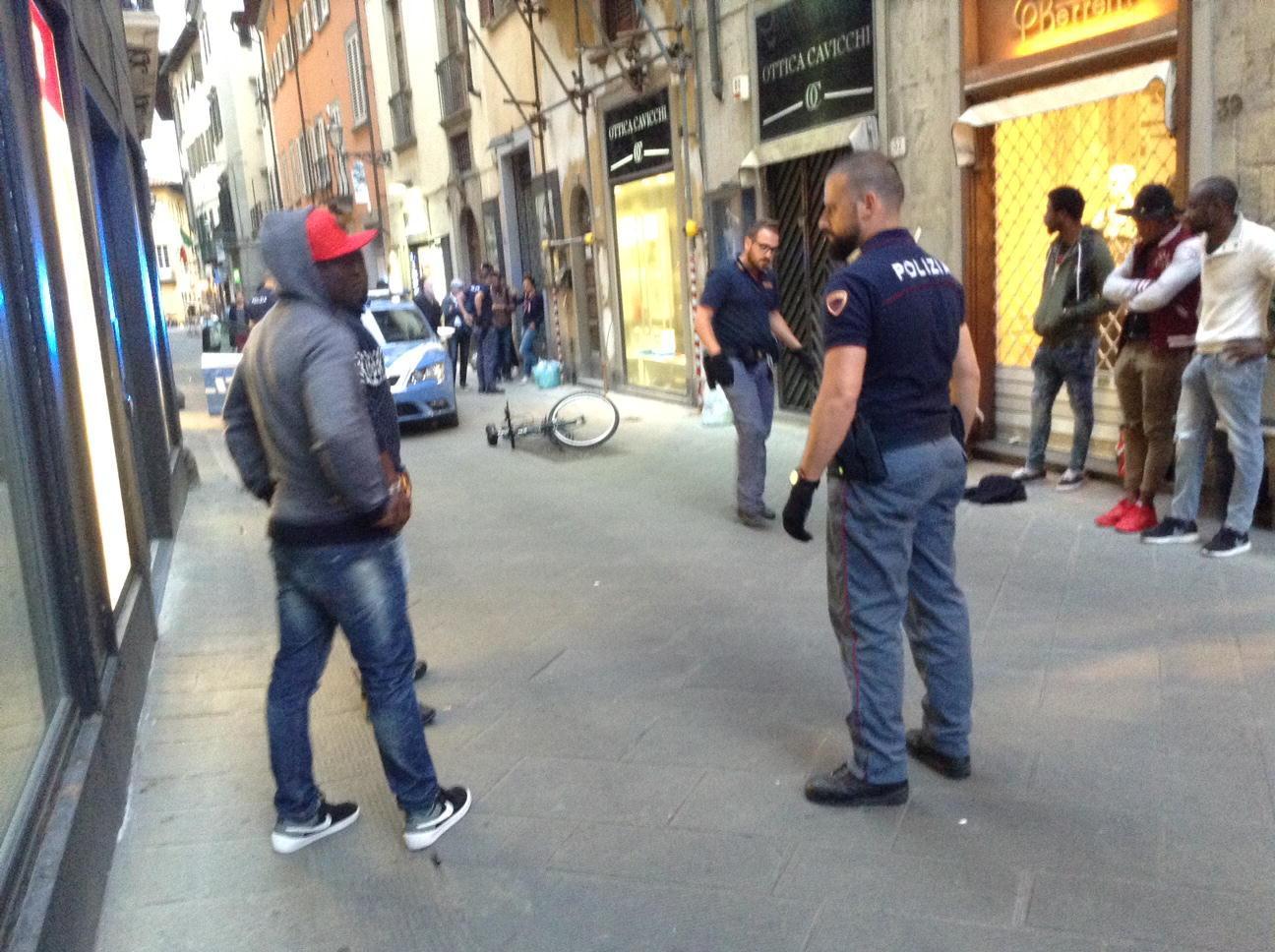 La maxi rissa in Corso Mazzoni (foto Batavia)