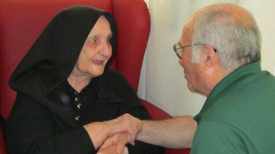 La nonnina tzia Michela Battasi con Felice Corda (foto Sanna)
