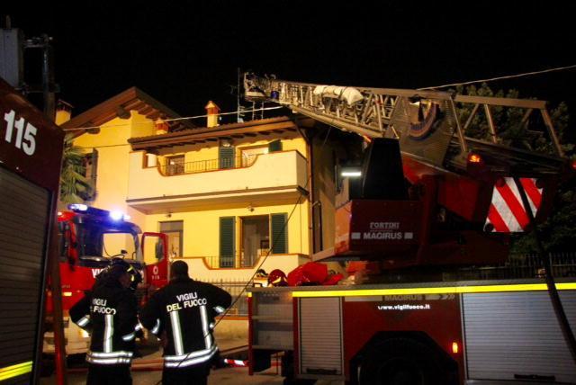 L'incendio nella bifamiliare di via Senio (foto Batavia)