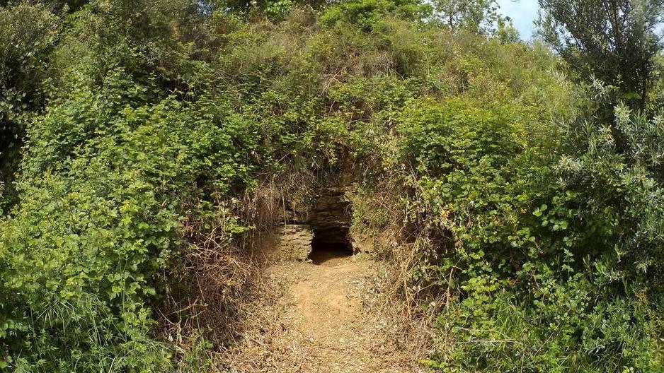 Un ingresso del vecchio rifugio di guerra nella zona del torrente Acquerta