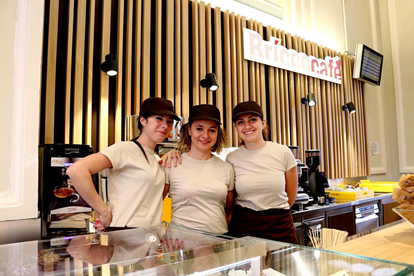Tre delle addette del nuovo bar della stazione (Marzi Pentafoto)