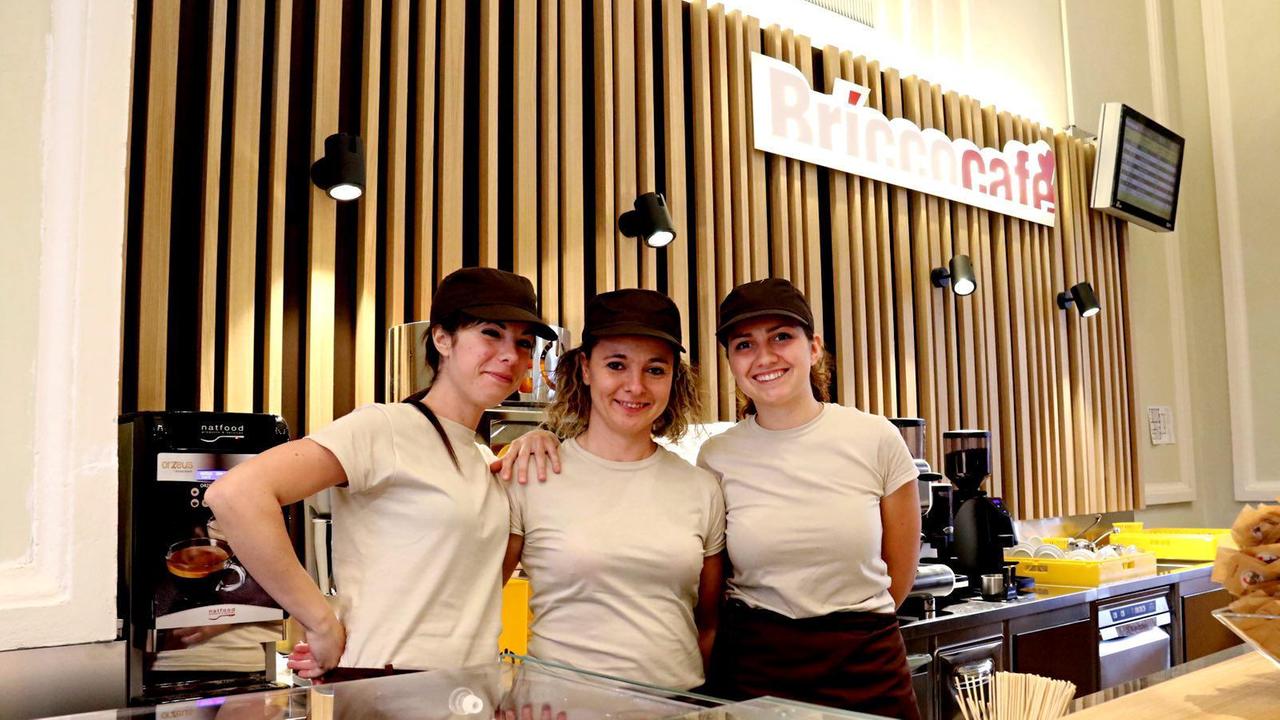 Tre delle addette del nuovo bar della stazione (Marzi Pentafoto)
