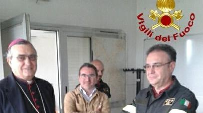 Il vescovo in visita ai vigili del fuoco