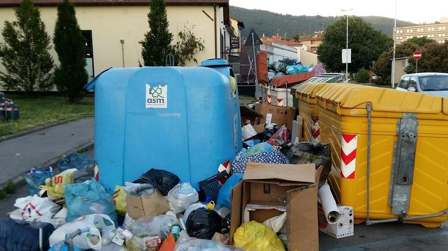 Discariche vicino ai cassonetti «Il 2 giugno raccolta regolare»