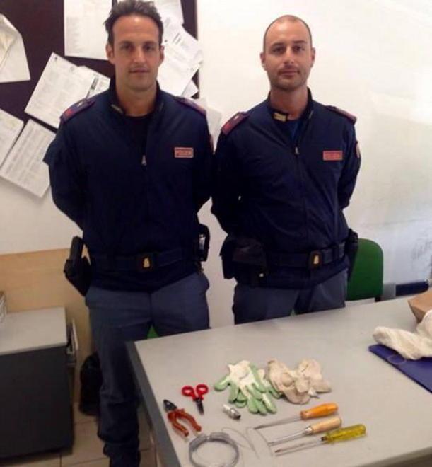 Ruba 50 paia di occhiali Incastrato mentre scappa 