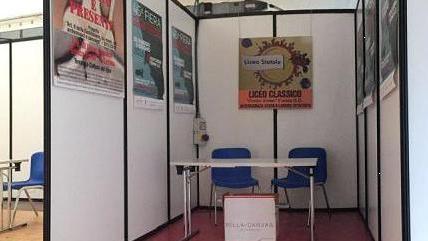 Allievi del liceo classico allo stand didattico