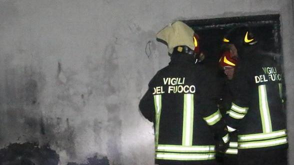 Casa in fiamme, si sospetta il dolo