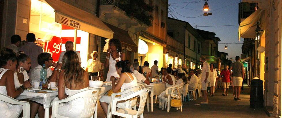 Movida, stop a mezzanotte e niente alcol dalle 22 