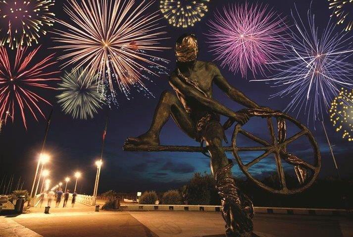 Prima serata show per i fuochi sul lungomare