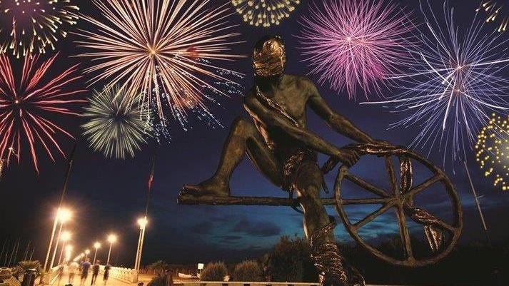 Prima serata show per i fuochi sul lungomare