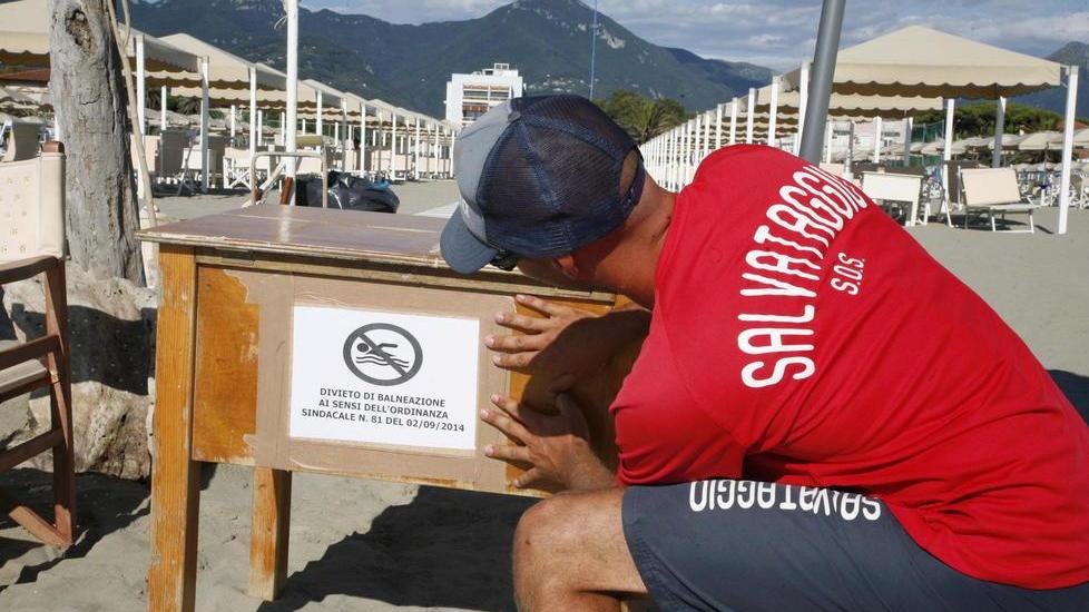 Versilia, mare sporco e balneazione vietata