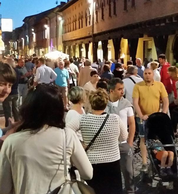 Street Festival, serata live con negozi aperti e musica 
