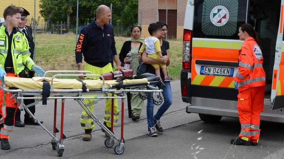 San Felice, dà fuoco al palazzo, spara e uccide la vicina poi tenta il suicidio
