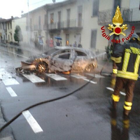 I vigili del fuoco domano l'incendio di Carmignanello