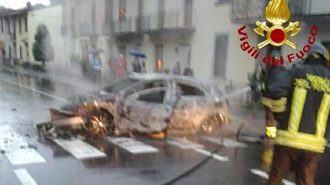 I vigili del fuoco domano l'incendio di Carmignanello