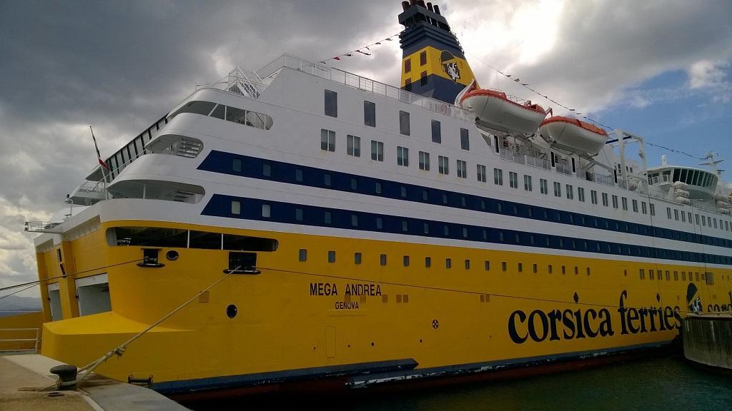La nuova nave Mega Andrea nel porto di Golfo Aranci