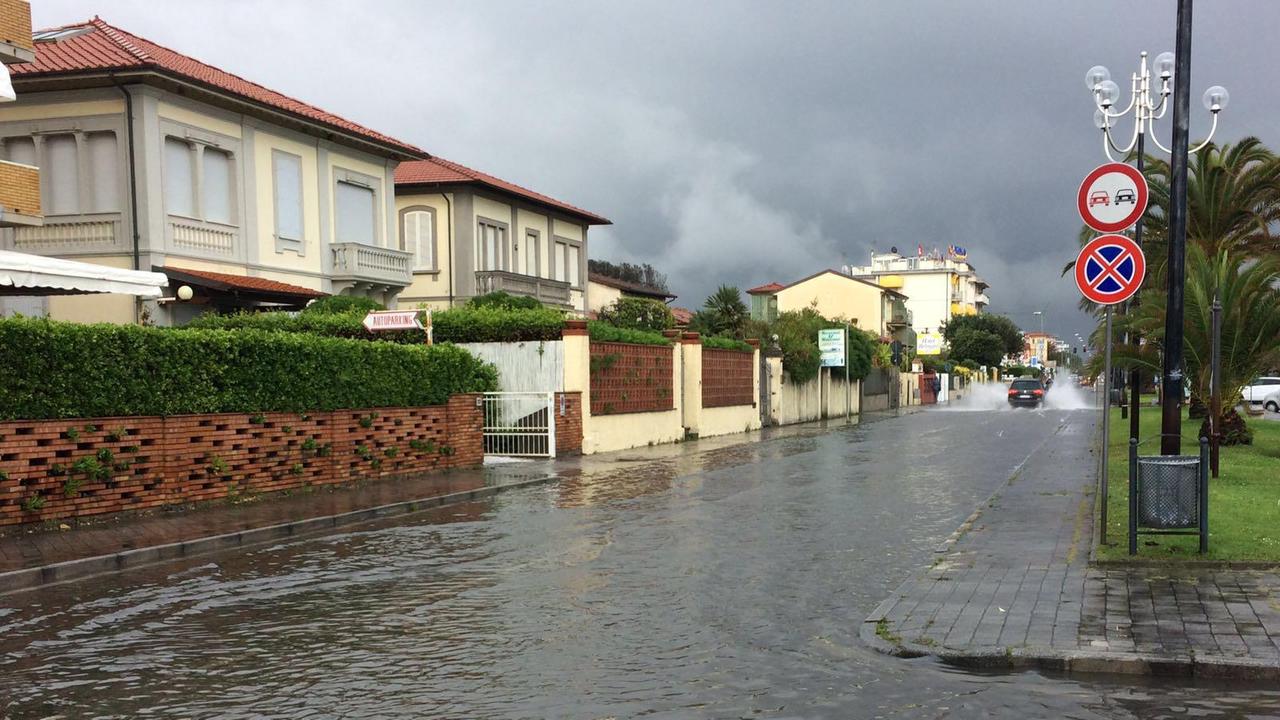 Strada allagata a Marina di Pietrasanta