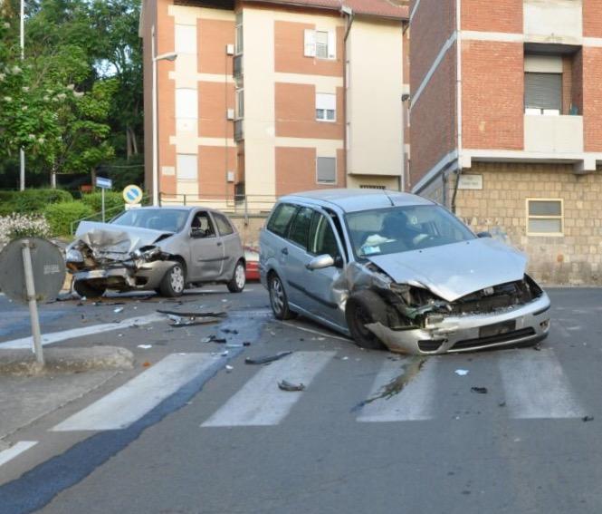 Cagliari, scontro in via Flavio Gioia: auto distrutte ma feriti lievi