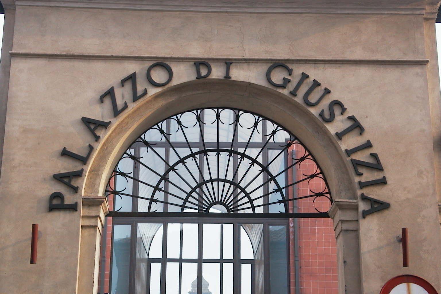 Schiaffi e punizioni, maestro sotto processo 