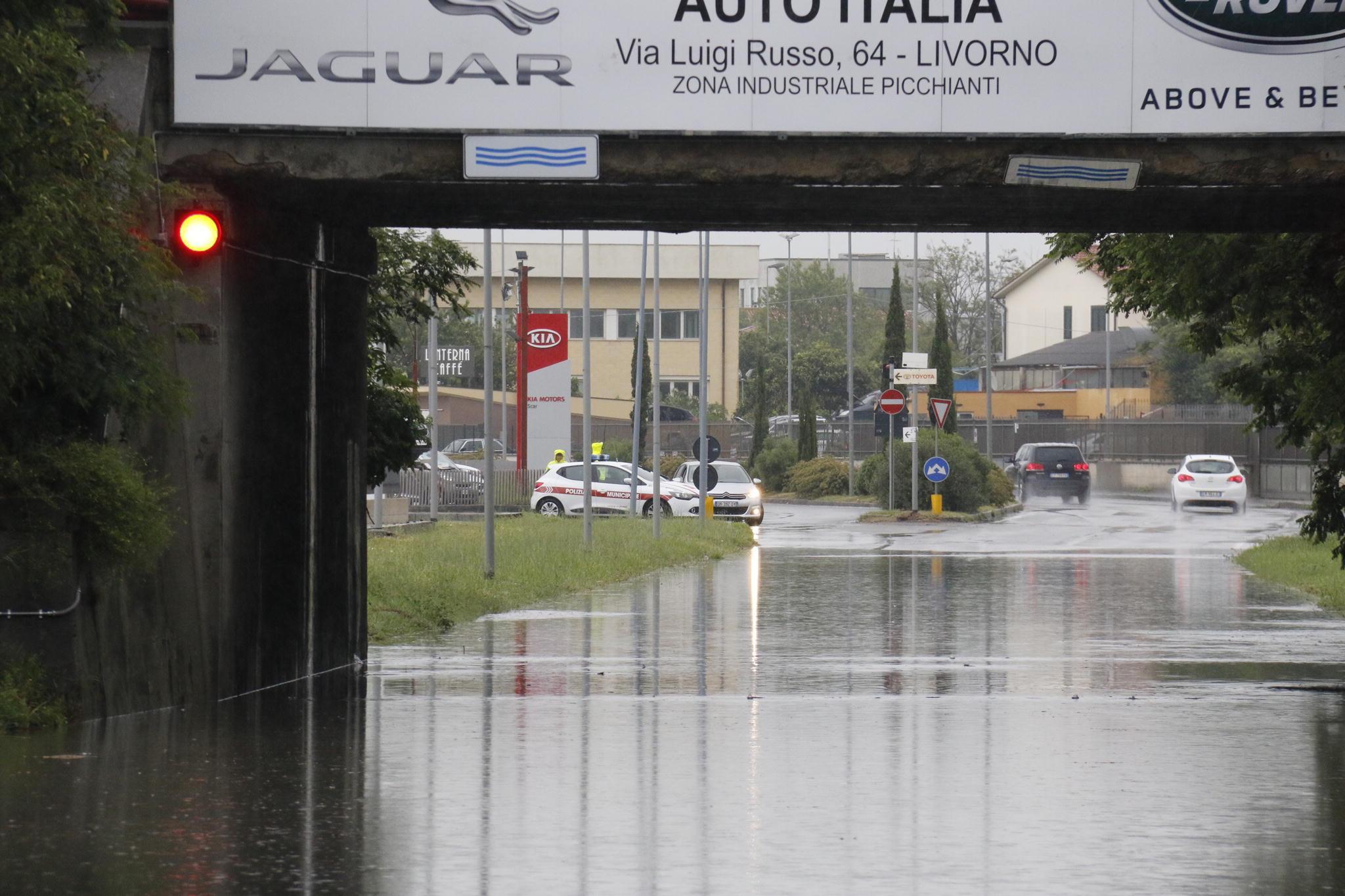 Allagamenti, via Firenze e via Provinciale Pisana chiuse al traffico