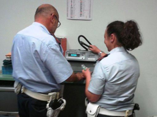 Alla guida con un tasso di alcol nel sangue 5 volte superiore al consentito: denunciato 