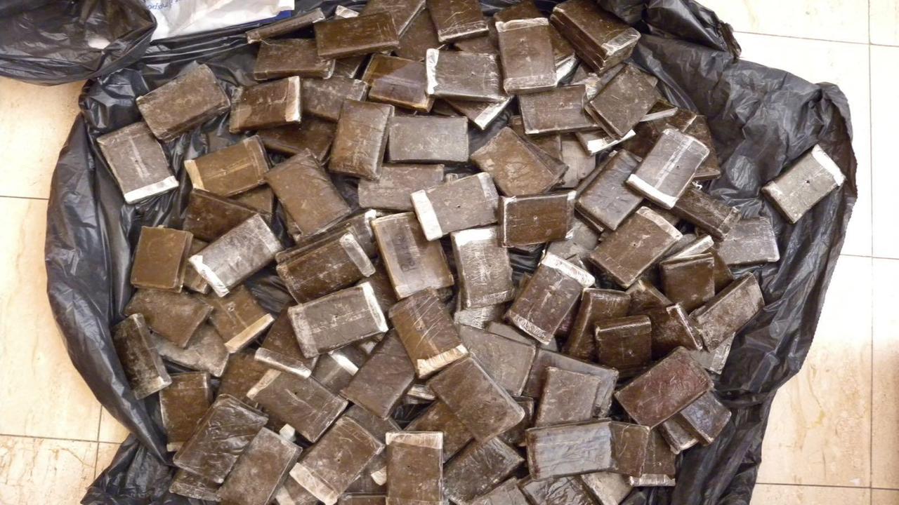I panetti di hascisc nella busta per i rifiuti