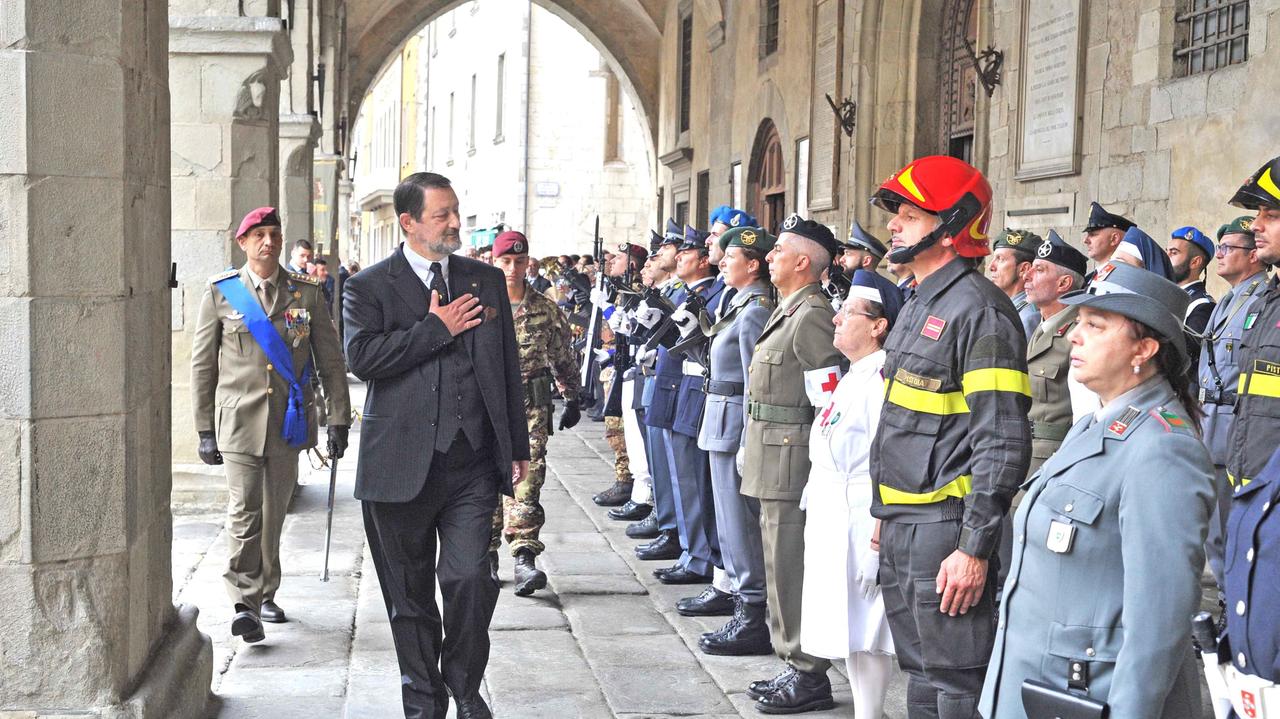 Il prefetto di Pistoia, Angelo Ciuni passa in rassegna il picchetto d'onore (Foto Gori)