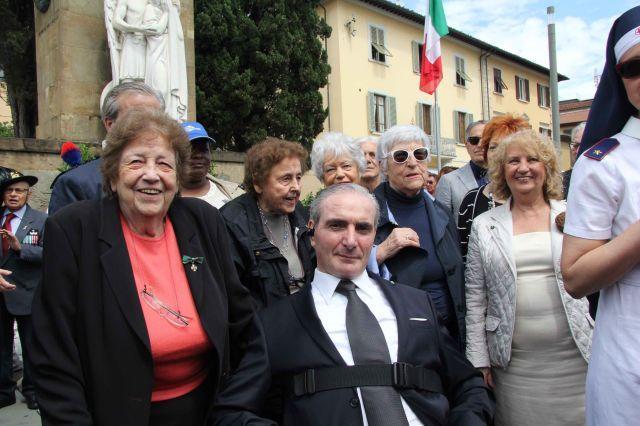 Il maresciallo Giuseppe Giangrande, al suo fianco Roberta Betti presidente del Politeama