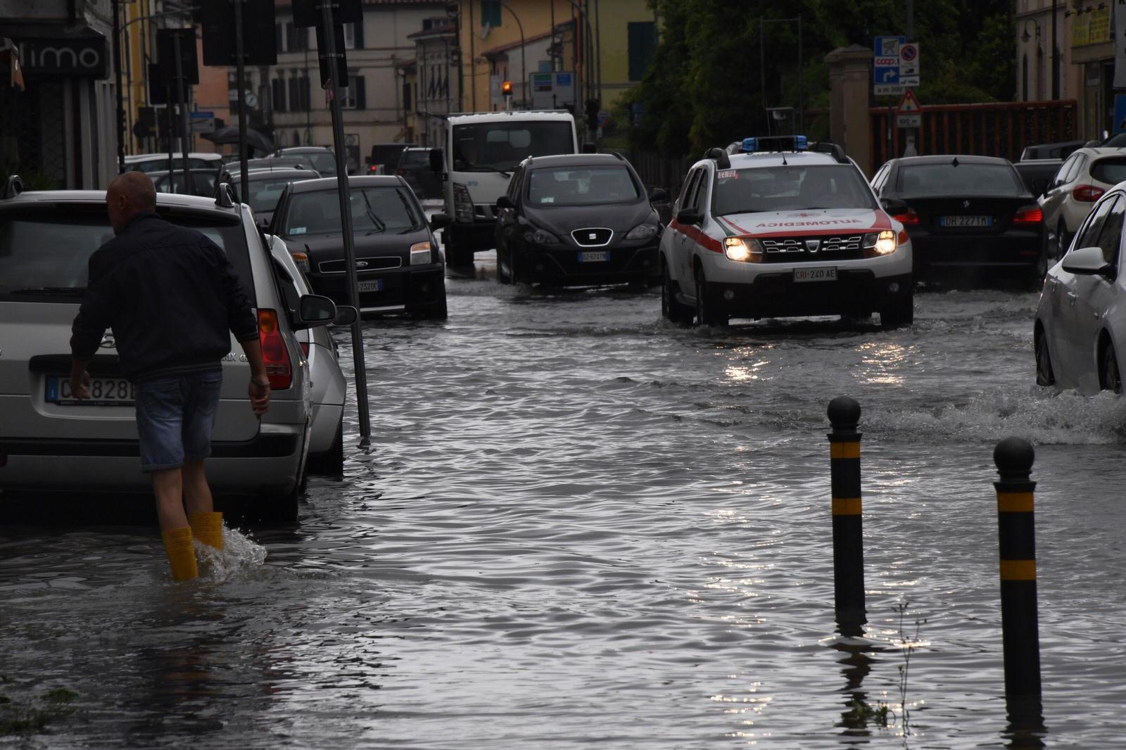 Una delle strade allagate a Cascina