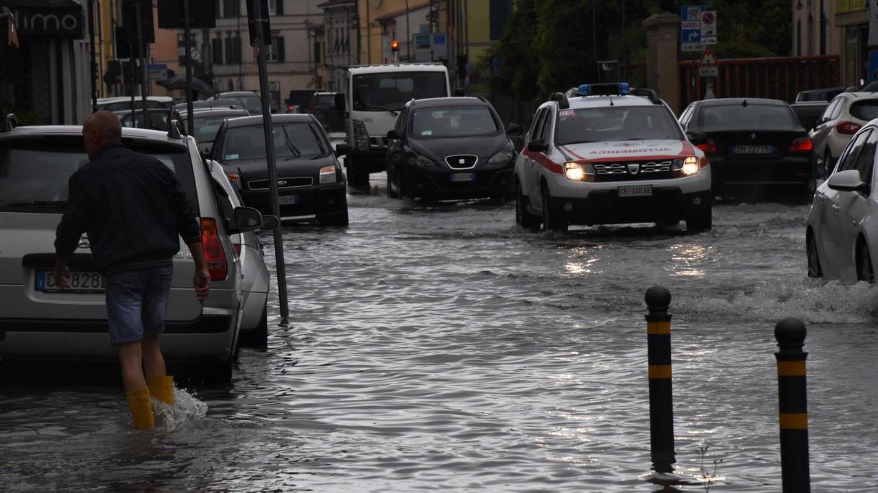 Una delle strade allagate a Cascina