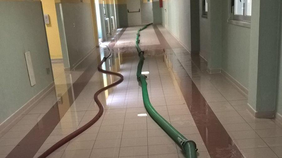Corridoio allagato in ospedale