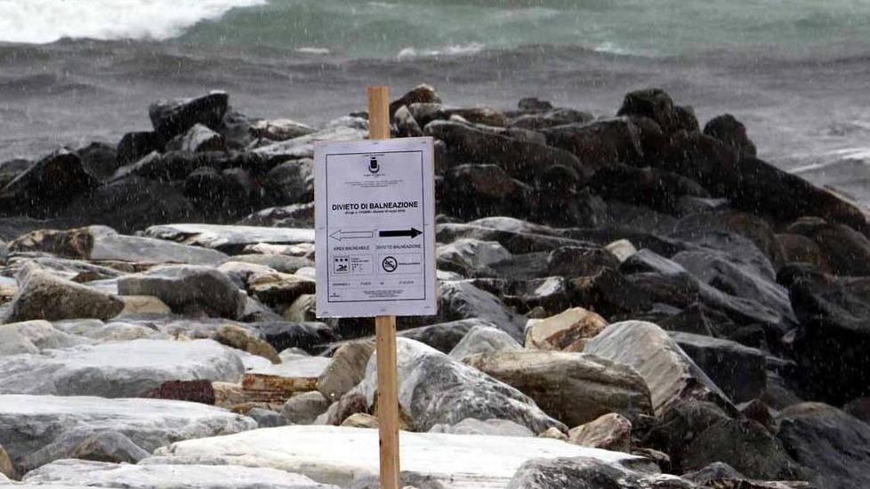 Bagni vietati alla foce del Magliano
