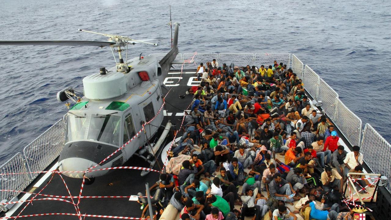 Migranti, l'hotspot sbarca nell'isola