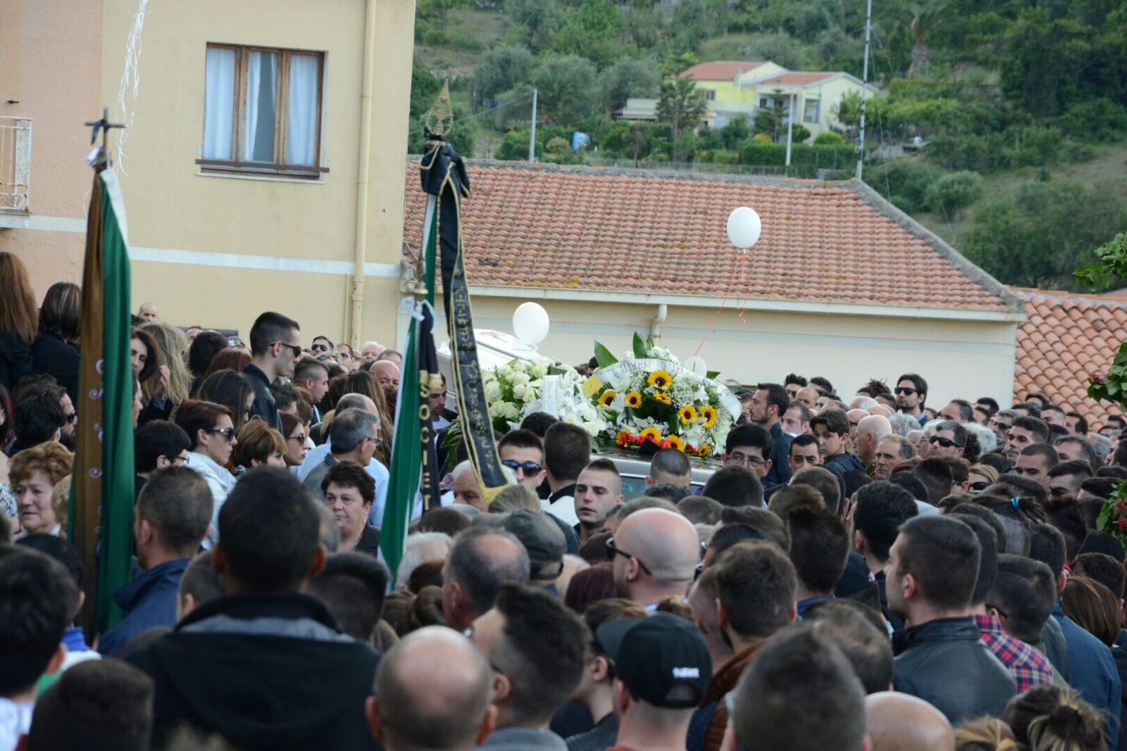 Sennori, una grande folla per l'ultimo saluto a Gavino