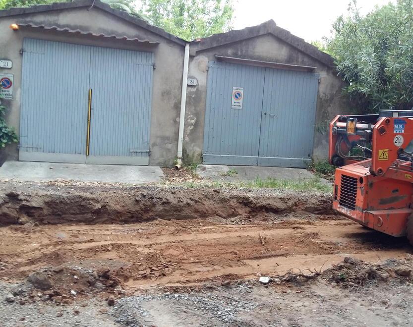 La pista in fase di realizzazione davanti ai garage sul tratto ovest di via Forlì