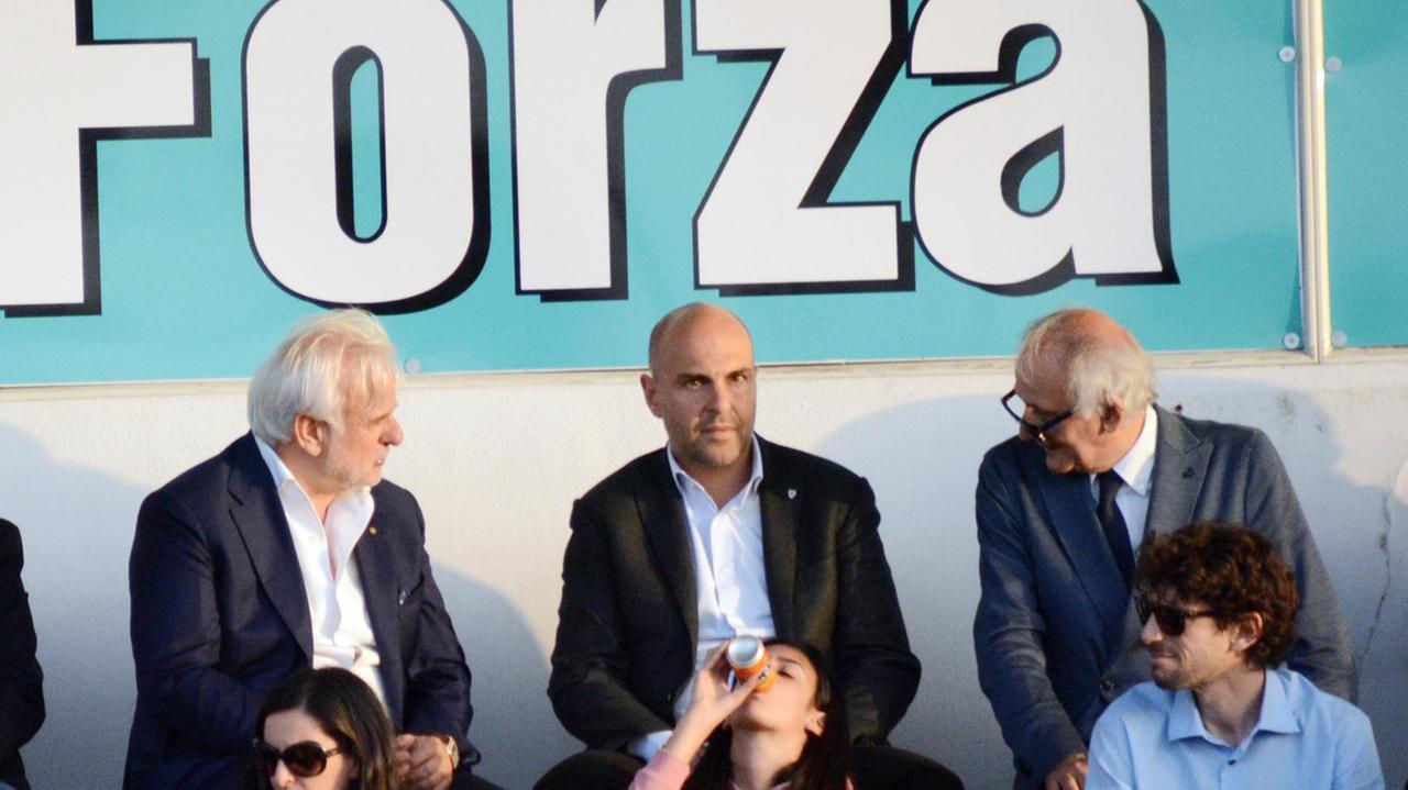 Il presidente del Cagliari Giulini (al centro) col vice Filucchi e il direttore Capozucca
