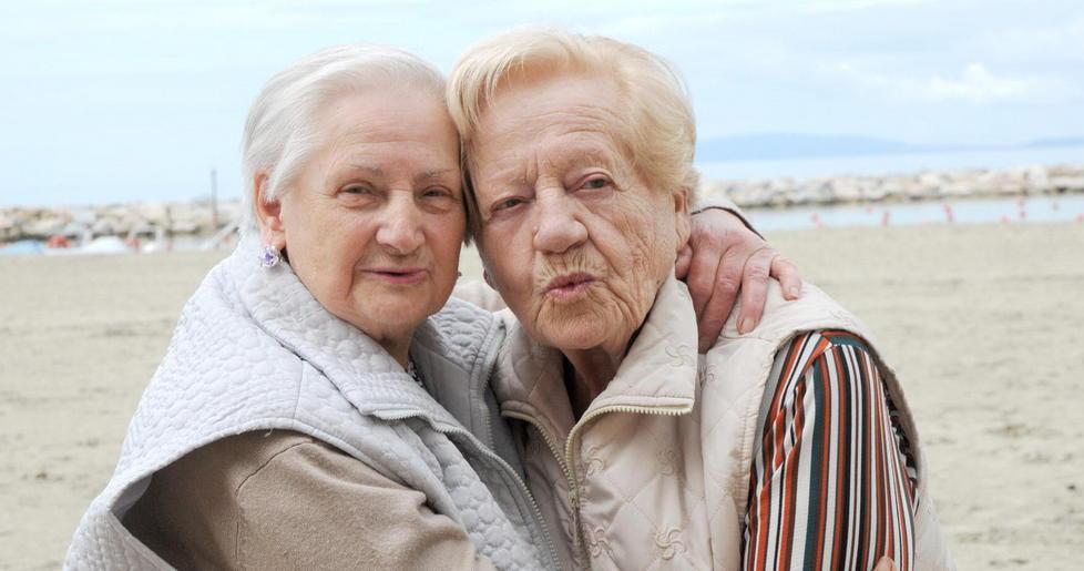 Ilde Masti e Franca Carli sulla spiaggia a Senzuno (foto Giorgio)