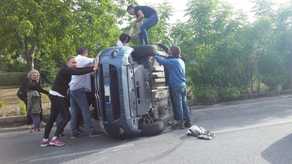 Scontro a tre in via Francesca, ferita anche bimba di otto anni