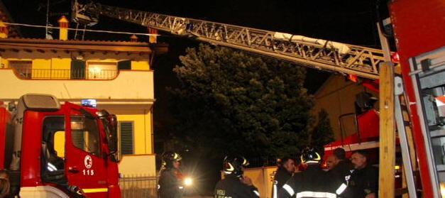 Incendio in una bifamiliare in via Senio 